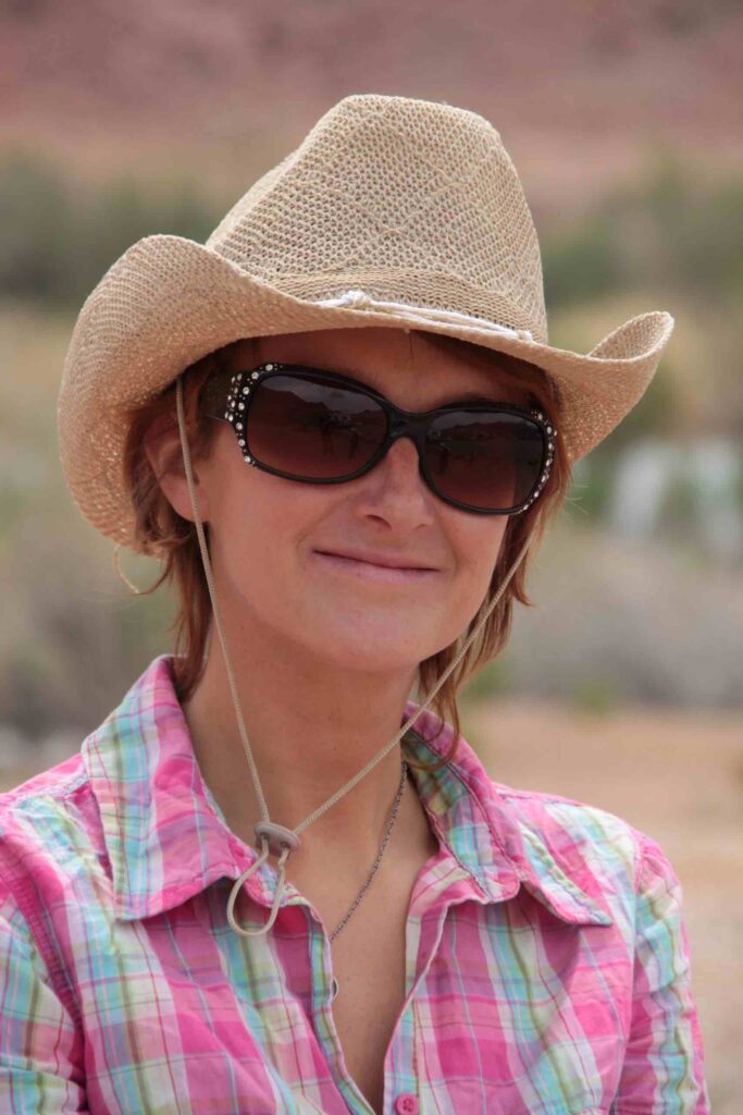 CAROLINE GAUTHIER EN AMERIQUE DU NORD SIGNIFIANT SON VOYAGE INITIATIQUE, AVEC UN CHAPEAU DE CIOW BOY