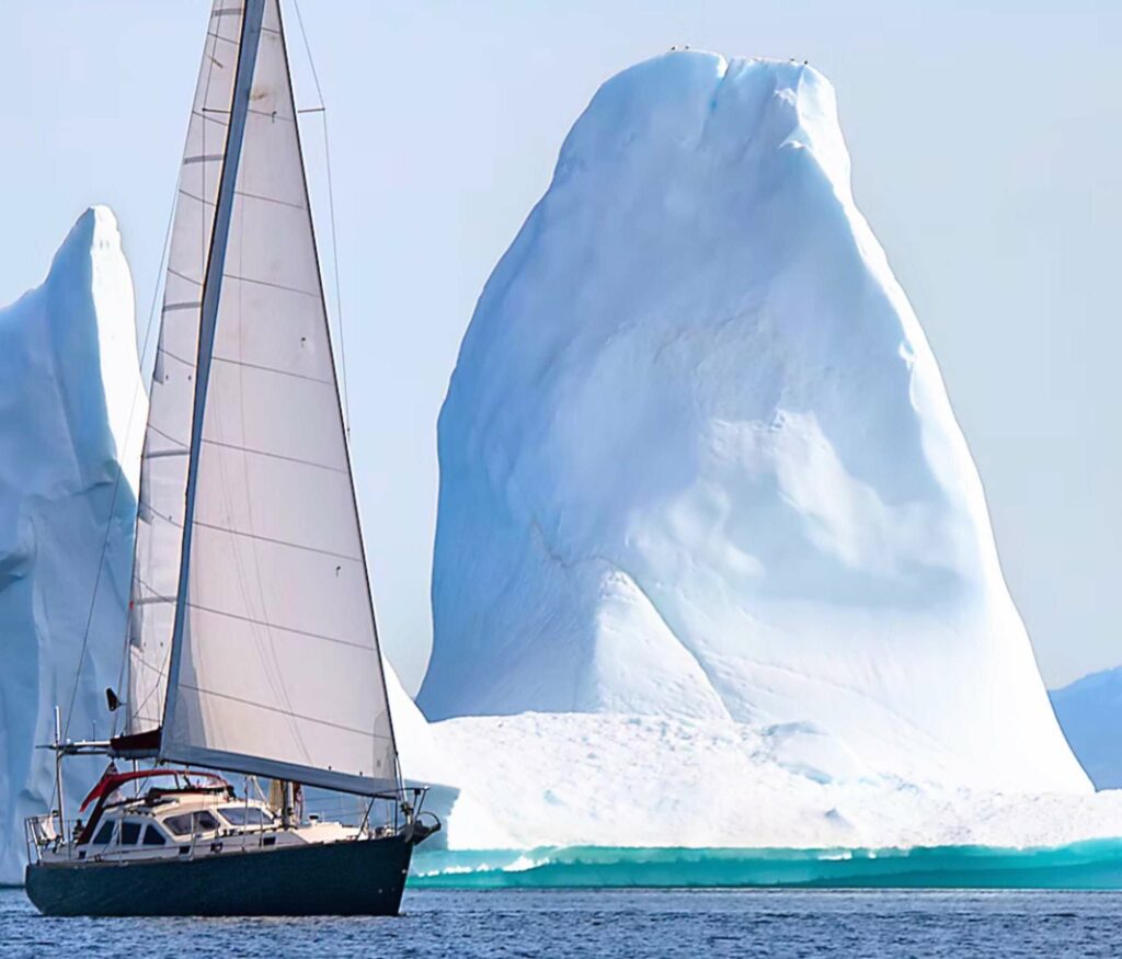 VOILIER ENTRE LES ICEBERGS EN ANTARCTIQUE