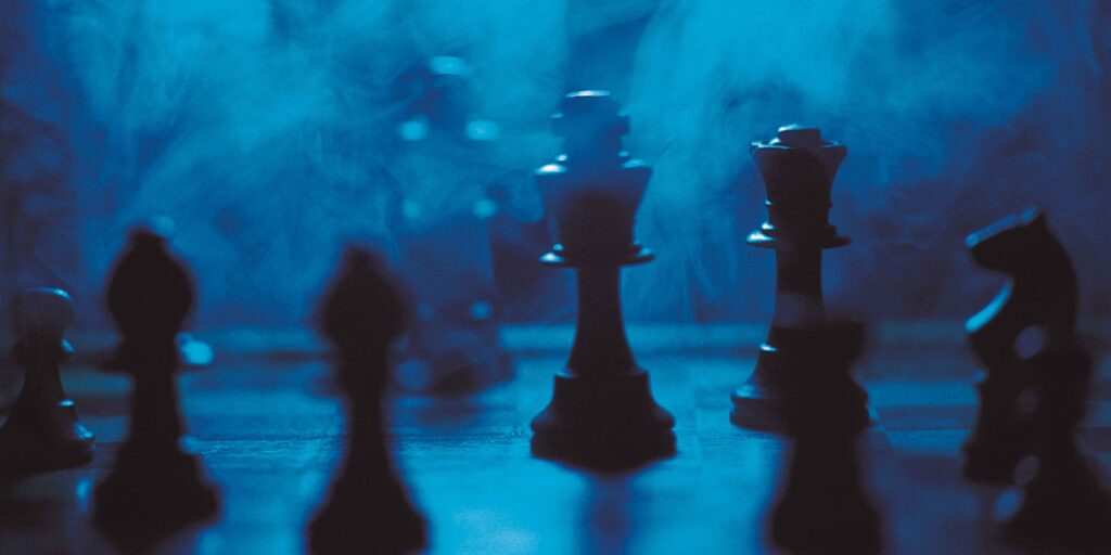 ECHIQUIER DANS LE BROUILLARD SYMBOLISANT LES MEANDRES DES RELATIONS FAMILIALES