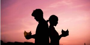 DEUX PERSONNES DOS À DOS REPRÉSENTANT L'OPPOSITION INTÉRIEURE