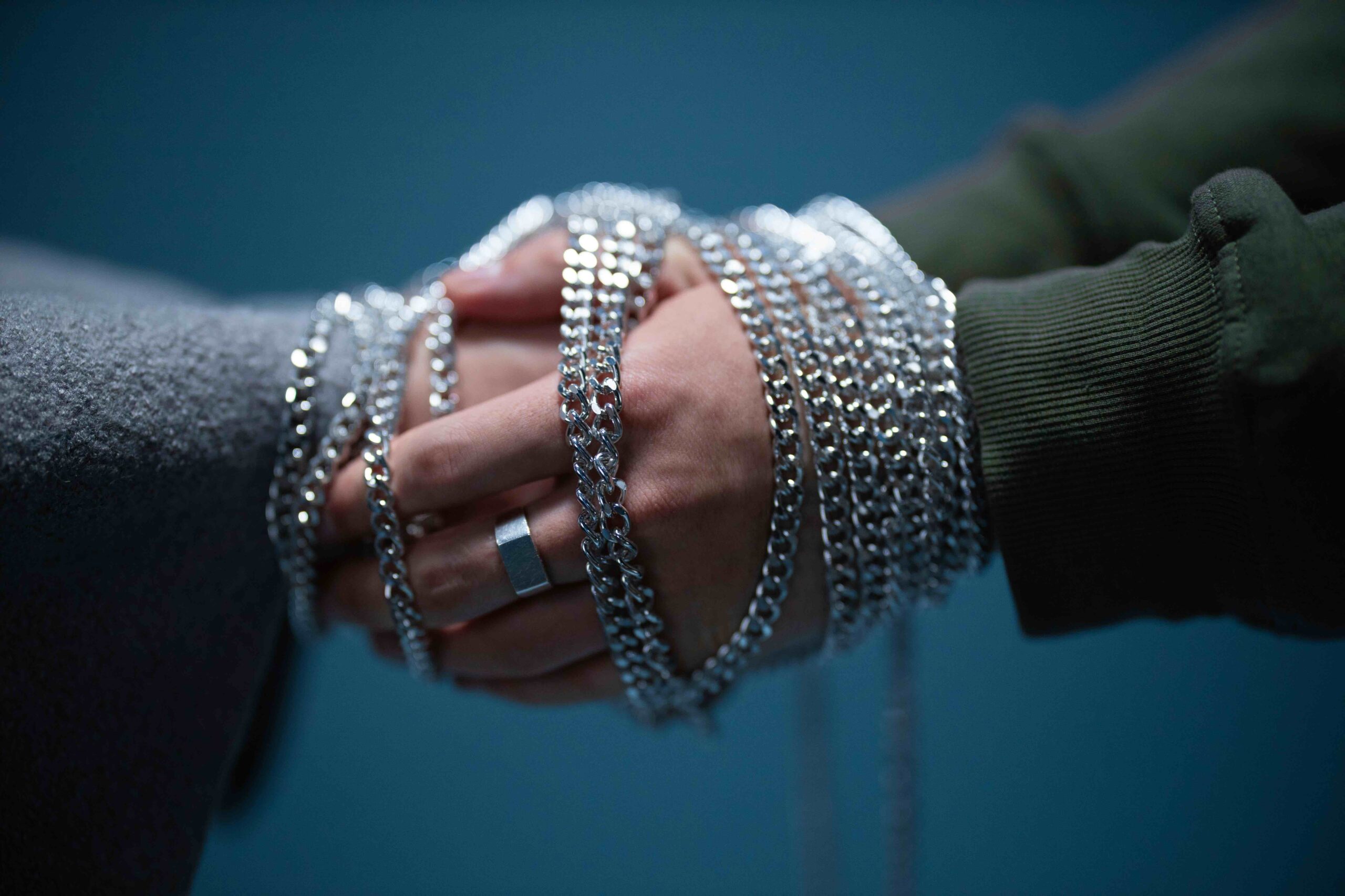 deux mains jointes enchainées signifiant le mariage forcé