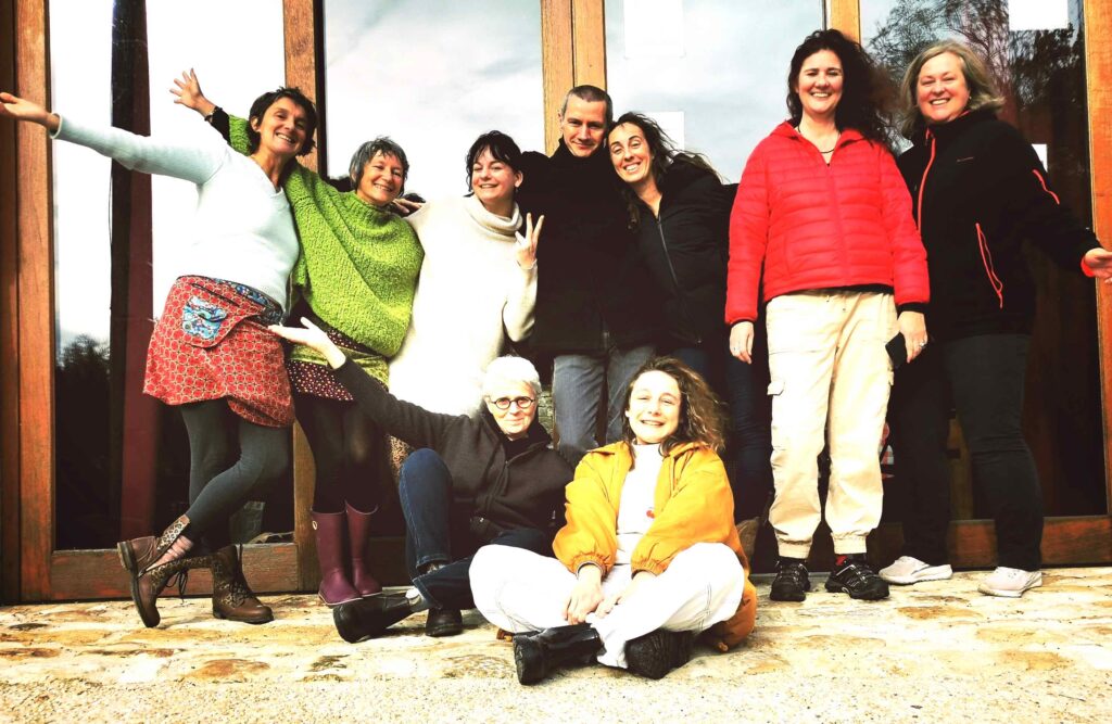 GROUPE DE PERSONNES JOYEUSES ET EXPANSÉES AYANT VÉCU LE STAGE INTUITION EVEIL ET EXPANSION AVEC CAROLINE GAUTHIER