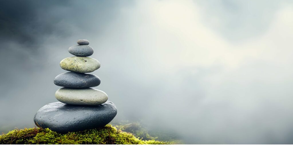 kern d'empilement de galets sur fond de brouillard dans la nature représentant la force de l'équilibre