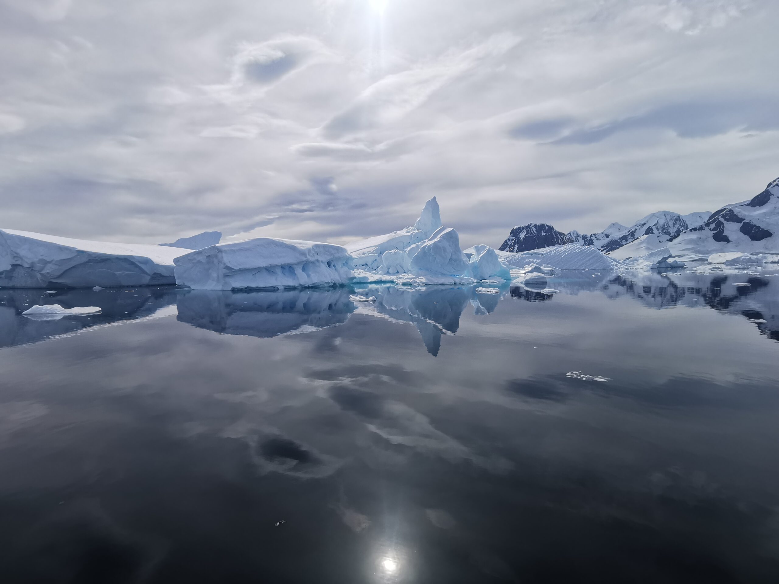 ICEBERGS AN ANTARCTIQUE SIGNIFCATIF DE L'EXPLORATION INTUITIVE DANS LE DEVELOPPEMENT PERSONNEL ET L'ÉVEIL SPIRITUEL