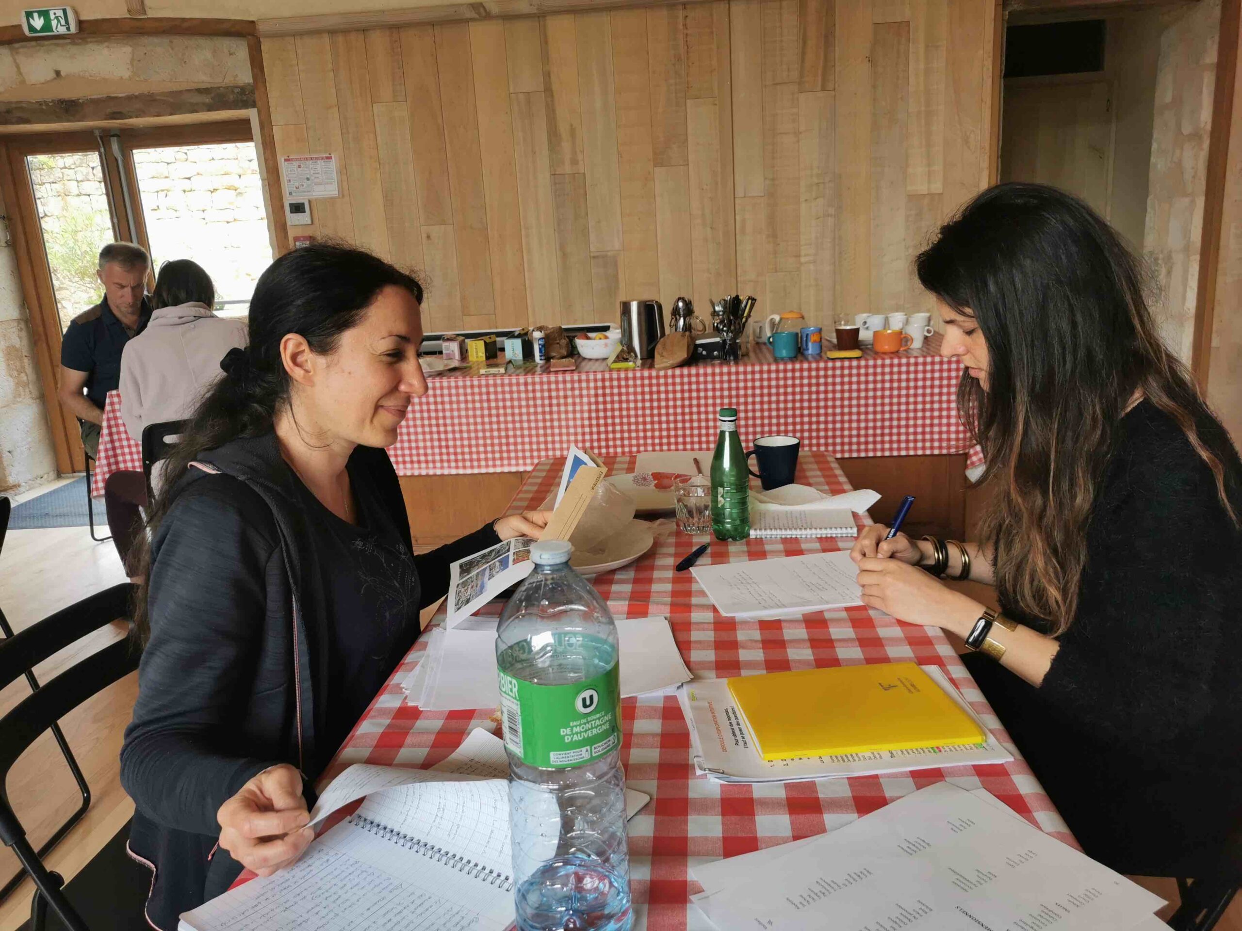 personnes pratiquant le remote viewing lors d'une formation animée par caroline gauthier